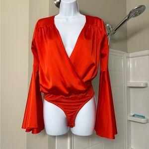 🔥☄️ 🧡 Gorgeous bright orange deep plunge blouse bodysuit by Lulus XS 🔥🔥 EUC!